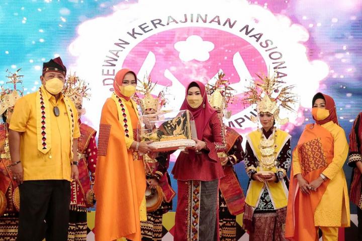 Gubernur Arinal dan Ibu Riana Buka Lampung Craft 2021,Tanggamus Dijadikan Ikon dengan Mengusung Tema "Stairway to Heaven"